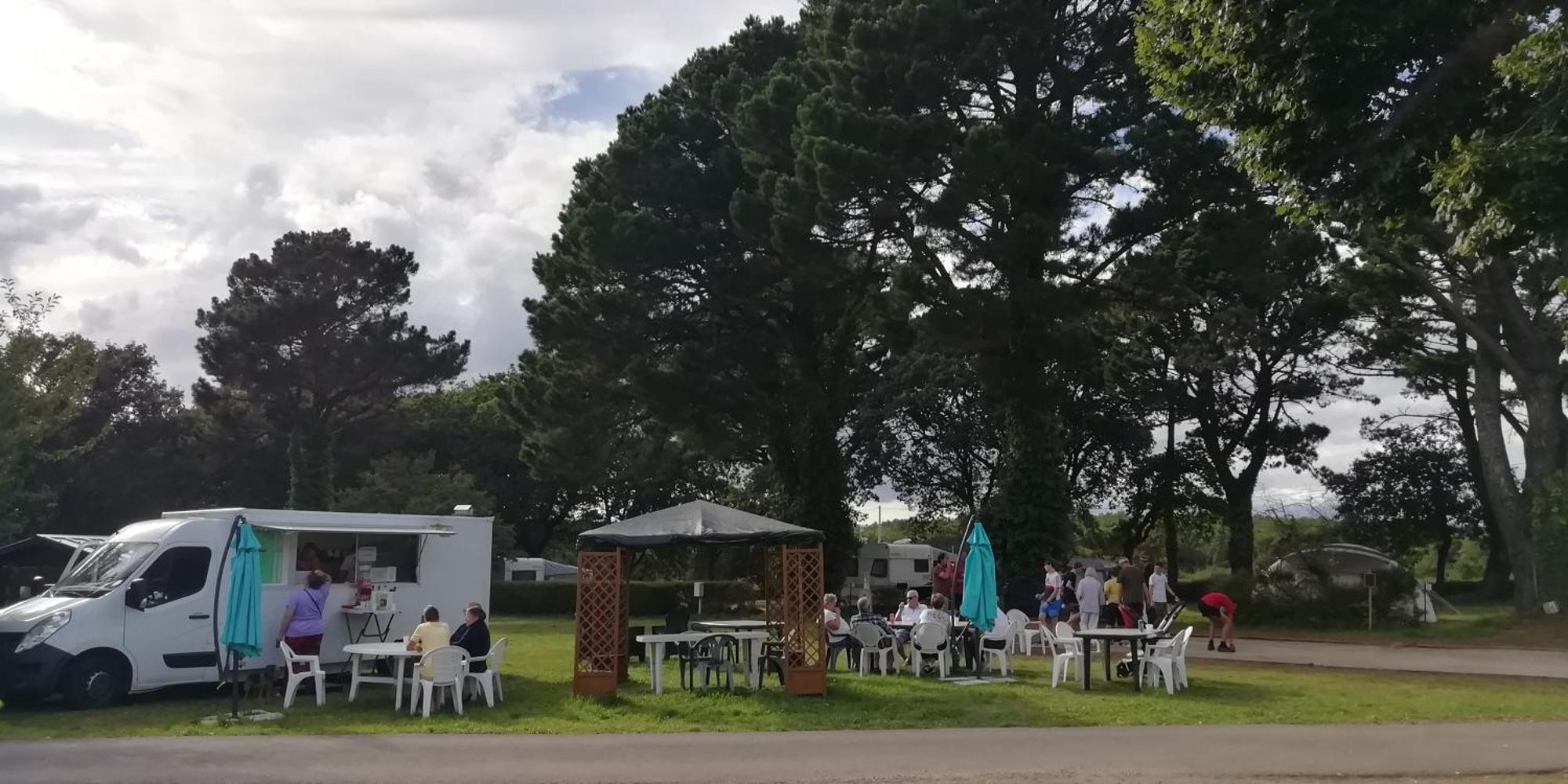 Camping Des Pierres Debout 네베즈 외부 사진
